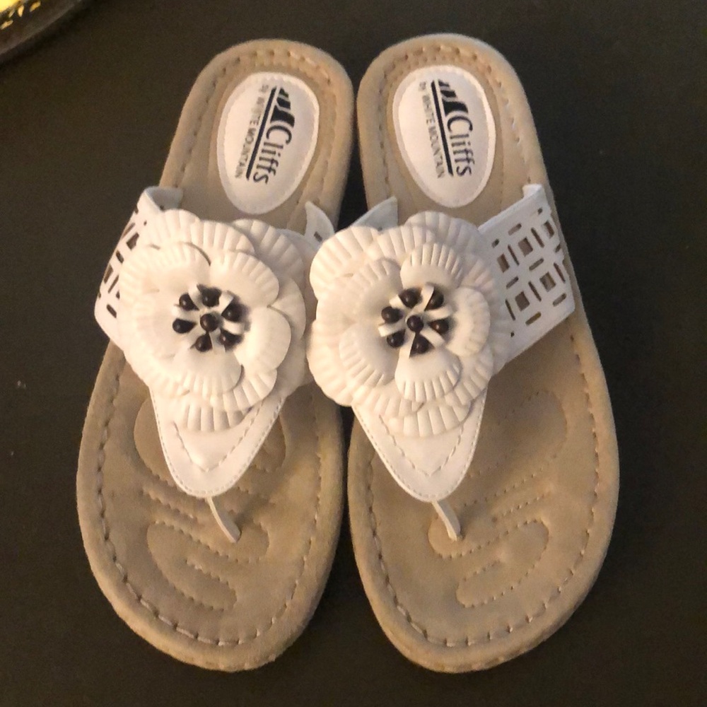 Cliffs by White Mountain Thong Sandals white size 7.5 women’s shoes embellished